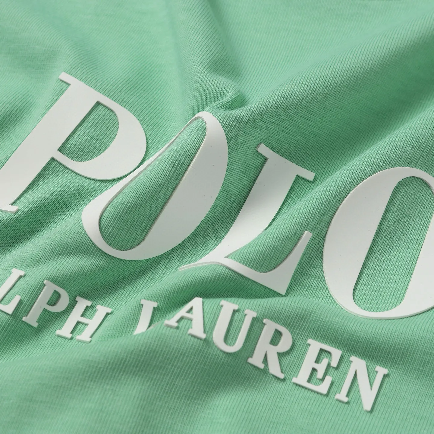 P126 Style number: 508 Ralph Lauren/Ralph Lauren 25ss new summer 3D silicone Polo embossed round neck T-shirt. The main logo on the neck has a QR code mark, which can be scanned for verification. It uses 3D silicone three-dimensional English letter logo embossing to distinguish low-low products on the market. 32 counts, 240g hydrophilic toner, 100% cotton fabric, comfortable and soft, highly breathable, focusing on high-end cost-effectiveness, needless to say good quality. Available in a variety of colors, both boys and girls can try this genderless style, giving them a yuppie tone in no time. Immerse yourself in your leisurely style, and have your own style in retro. Natural, vivid and very French romantic feelings, perfectly integrating youthful atmosphere and trend. Color: off-white, navy blue, dark green, light green Size: S-xL S Shoulder width 44 Bust 104 Sleeve length 23 Clothing length 72 M Shoulder width 45 Bust 108 Sleeve length 24 Clothing length 74 L Shoulder width 46 Bust 112 Sleeve length 25 Clothing length 76 xL Shoulder width 47 Bust 116 Sleeve length 26 Clothing length 78